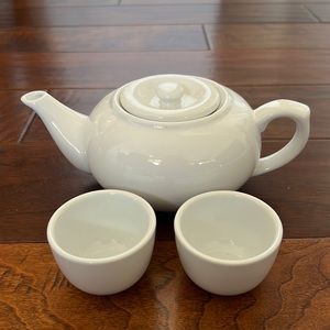 Cordon bleu tea pot and cups